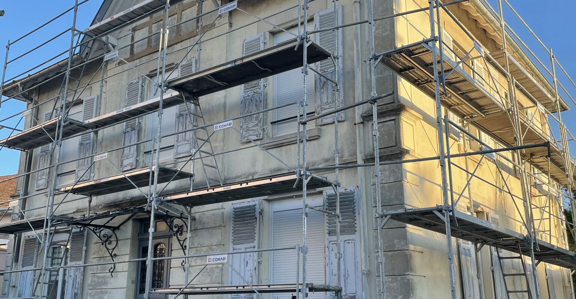 ravalement de façade en cours de réalisation